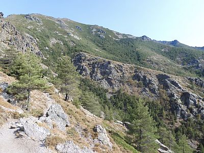 Auf der Rampe rechts unter dem Monte Corona werden wir heute zelten
