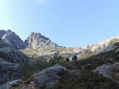 Langsam kommt Licht in das bis dahin schattige Tal