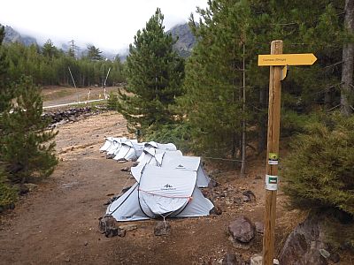 Wir passieren die Leihzelte