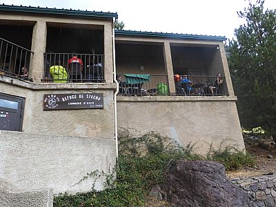 Vom Balkon der Hütte beobachten wir ...