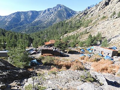 ...steigen durch ein malerisches Tal zur Bergerie de Ballone ab.