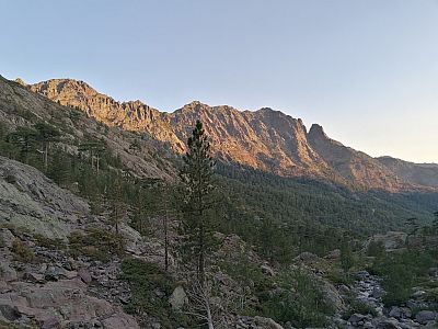 Der A Muvrella wird hinter uns von den ersten Sonnenstrahlen erfasst 
