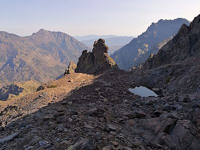 Malerisch liegt der Lac d Argent unter uns vor einer Felsnadel