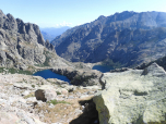 Links unter uns der Lac de Capitello