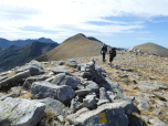 Direkt nach Süden wandern wir bei herrlicher Aussicht auf die Punta all´Altore zu