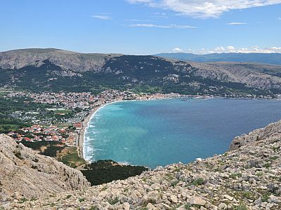 Noch immer schlagen die schaumigen Wellen an den Strand von Baska