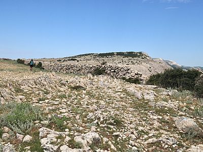 Flach geht es hier links der Mauer weiter
