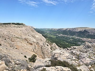Der Blick über die Felsen in das grüne Tal hinter Baska