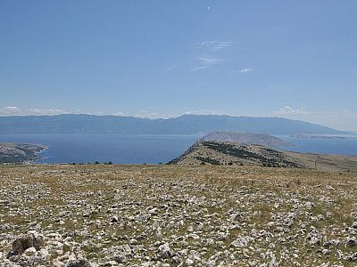 Das Velebit Gebirge im Südosten vom flachen Gipfel des Veliki Hlam