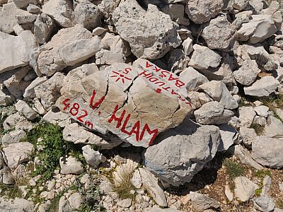 Ein Stein markiert den höchsten Punkt unserer Wanderung