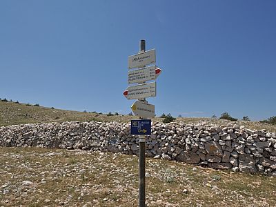 Am Wegweiser biegen wir rechts ab und... 