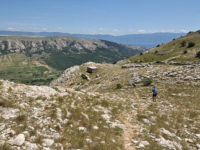 ...steigen steil ab.