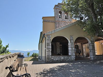 Der Vorplatz lädt zu einer Rast ein