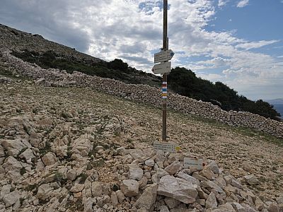 Hier halten wir uns links, zum Gipfel des Bags