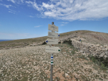 Rechts der Mauer marschieren wir weiter nach Nordwesten