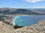 Noch immer schlagen die schaumigen Wellen an den Strand von Baska