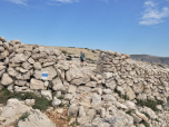 Die weiß-blau-weiße Markierung führt uns zu einem Durchschlupf durch die Mauer