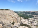 Der Blick über die Felsen in das grüne Tal hinter Baska