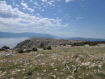 Der Blick zurück reicht bis zum Nördlichen Velebit Gebirge am Festland