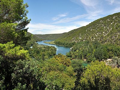 Die Aussicht auf den unteren Flussverlauf unterhalb des Wasserfalls