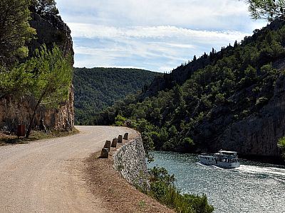 Über einen breiten Fahrweg marschieren wir am Flussufer nach Westen