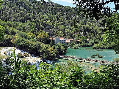 Die Brücke unterhalb des Wasserfalls von oben