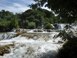 Über eine Vielzahl an Becken stürzt das Wasser der Krka in die Tiefe