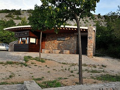 Der Eingang 2 des Nationalparks Paklenica nordöstlich von Seline