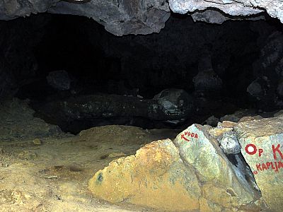 In der östlichen Felswand stoßen wir auf eine Höhle