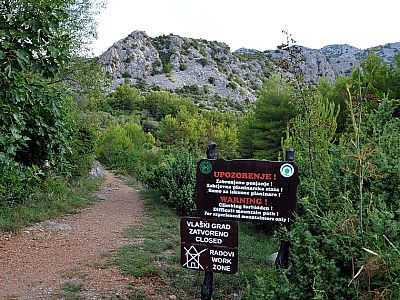 Ein Schild weist den Weg als schwierig aus.