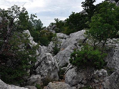 Im Sattel zwischen den Felsen beginnt der Aufstieg zum Anica Kuk