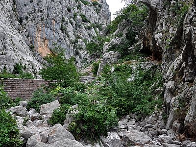 Schnell wird es felsiger...