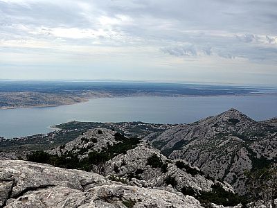 Der Ausblick nach Südwesten zum Veliki Vitrenik (442 m)