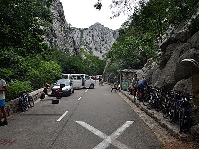 da auch eine Straße tief in das Gebiet führt.