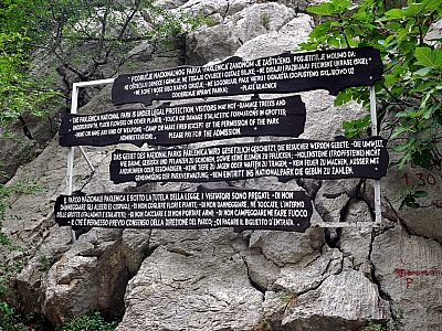 Am Ende der Straße informiert eine Tafel wie man sich hier verhalten soll