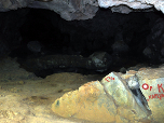 In der östlichen Felswand stoßen wir auf eine Höhle