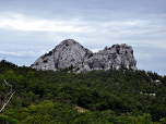 Wir spazieren über die Ebene auf die Felsen zu...