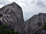 ... und tauchen vorbei an der 400 Meter hohen Westwand des Anica Kuk...