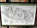 Eine Tafel informiert über die zahlreichen Kletterrouten in diesem Gebiet