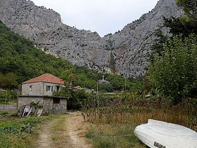 Der Blick über Zakučac hinweg zur Felsenkapelle 