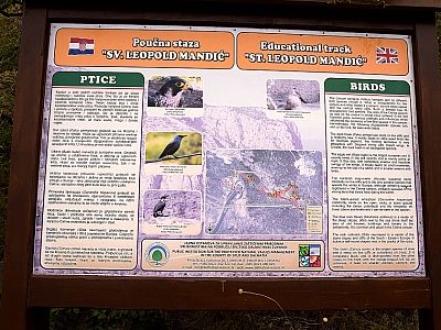 Eine Tafel informiert über die ansässigen Vögel