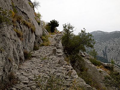 Die kleine Straße besteht aus unzähligen Steinen