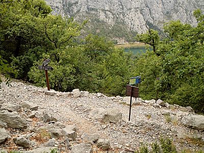 Wir orientieren uns an dem Wegweiser nach rechts Richtung  Zakučac