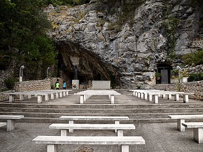 Der Außenbereich der Felsenkapelle