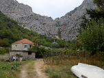 Der Blick über Zakučac hinweg zur Felsenkapelle