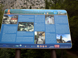 Eine weitere Tafel mit Informationen über Zakučac, über das Wasserkraftwerk und weitere lokale Persönlichkeiten