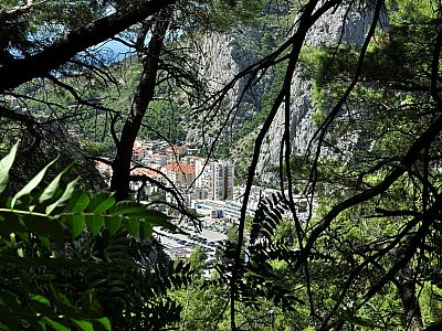 Die Häuser von Omis werden sichtbar