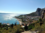 Ein paar Meter höher
können wir auf den Strand von
Omis blicken