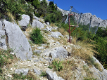 Unterhalb der Felsen steigen wir weiter auf