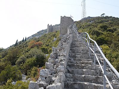 Stufe um Stufe kämpfen wir uns in der Sonne den Berg hinauf
